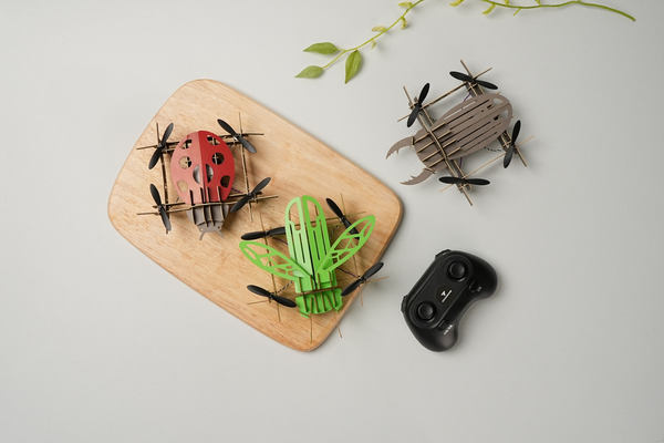 写真：昆虫の形をした「COCODRONE」と送信機