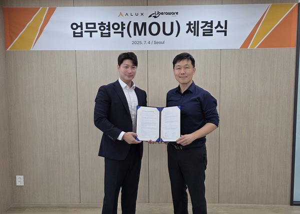 写真：書面を手にする2人