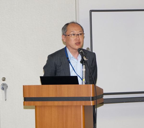 写真：壇上で話をする阪口氏