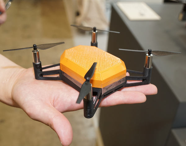 写真：手のひらに載せた「ULTRA-e」