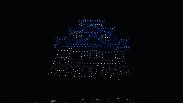 写真：ドローンショーで夜空に表現された松江城