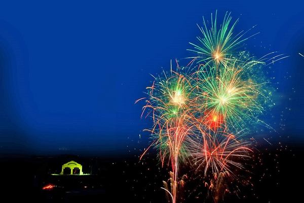 花火が打ち上がるイメージ