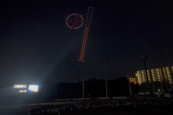 写真:ドローンショーで夜空に描かれたバットとボール