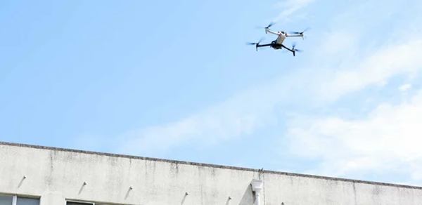 写真：建物の近くを飛行する「Skydio X10」