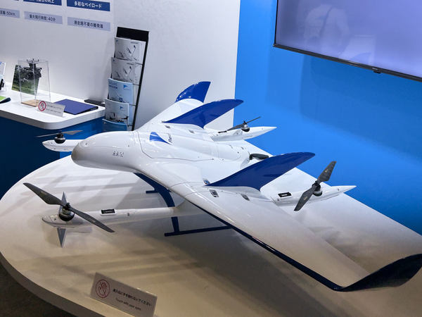 写真：展示されたエアロボウイング「AS-VT02K」