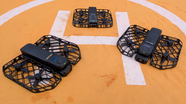 写真：ランディングパッドの上に置かれた3機