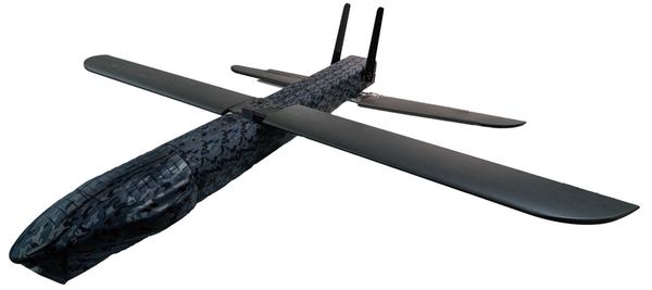 写真：黒いボディの固定翼ドローン