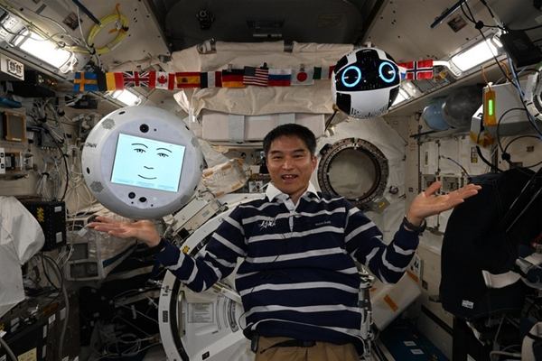 写真：ISSきぼうモジュールの大西宇宙飛行士と「CIMON」「Int-Ball2」