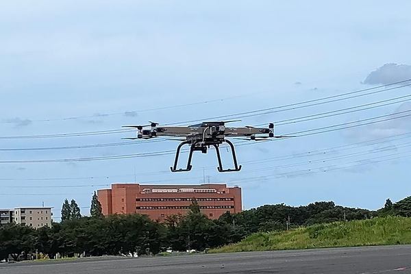 写真：飛行する中型無人機