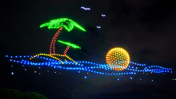 写真：ドローンショーで描かれた、海に浮かぶ小島と黄色い球体