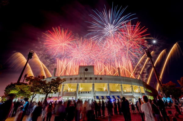 写真:スタジアム越しに打ち上がる花火