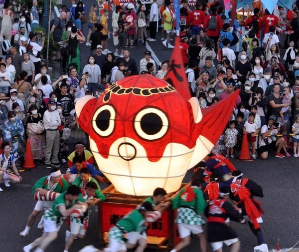 写真:祭りで披露される「金魚ねぶた」