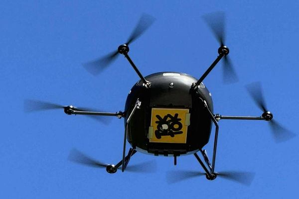 写真：飛行するドローン
