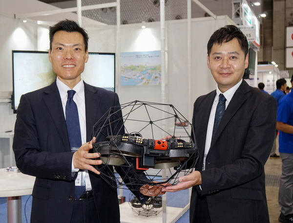 写真：ドローンを手にする2人