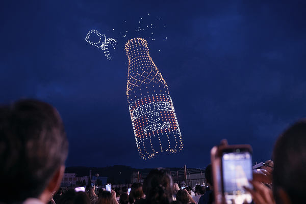写真：ドローンショーで夜空に描かれたオロナミンCドリンク