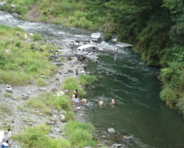 写真：飛行するドローン