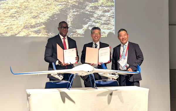 写真:エアロセンスのVTOLドローン、横並びの3人