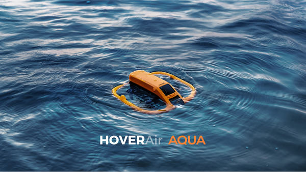 写真：水面に浮かぶ「HOVERAir AQUA」