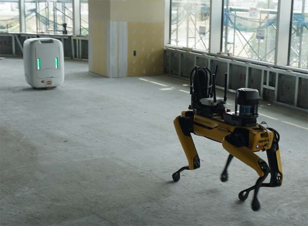 写真：四足歩行ロボットが建設中の建物内部を巡回する様子