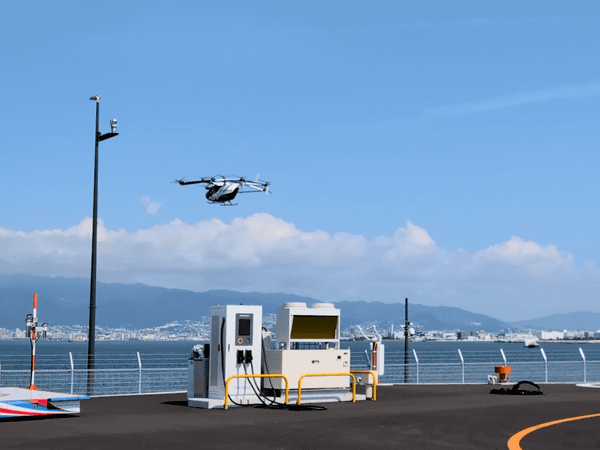 写真：万博会場を飛行する空飛ぶクルマ