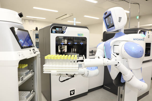 写真：配送ロボットから臨床検体を取り出すアーム付きロボット