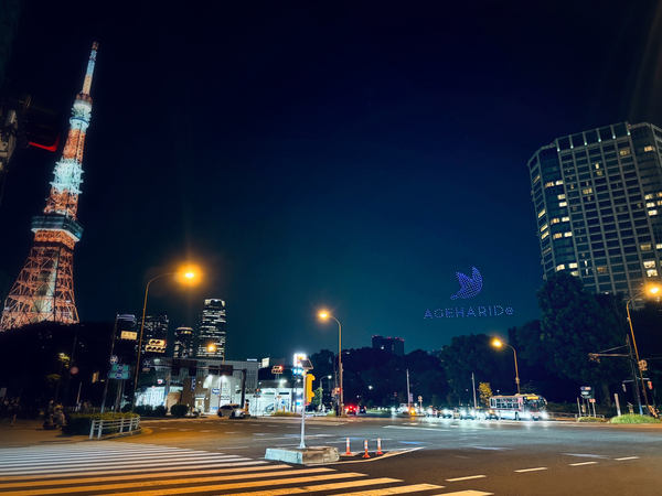 写真：ドローンショーで夜空に描かれた、アゲハライドのロゴマーク