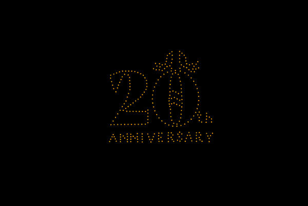 写真:ドローンショーで夜空に描かれた「20th ANNIVERSARY」