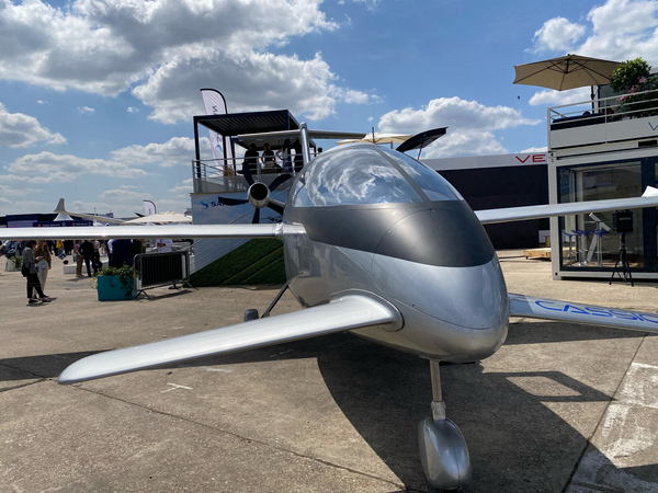 写真：屋外に展示された「Cassio 330」正面外観