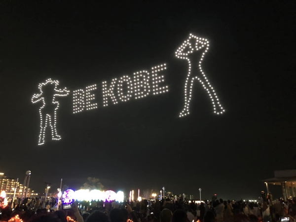 写真:ドローンショーで夜空に描かれた「BE KOBE」、ウルトラマンのシルエット