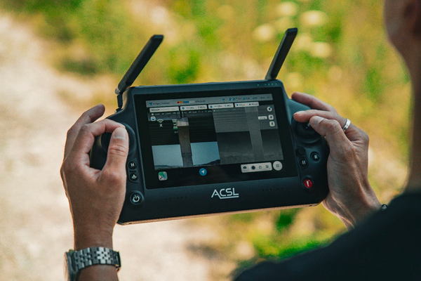 写真：「TAITEN」を操作する様子