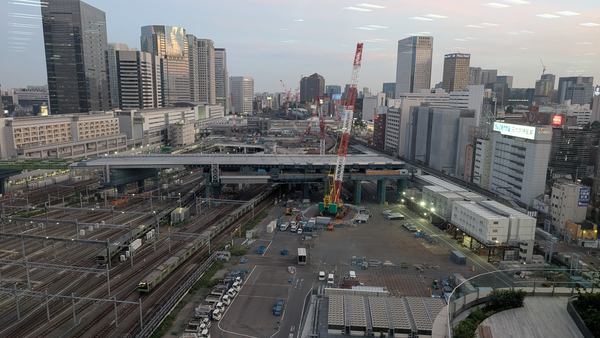 写真：線路脇のスペースに設けられたドローンの離着陸場