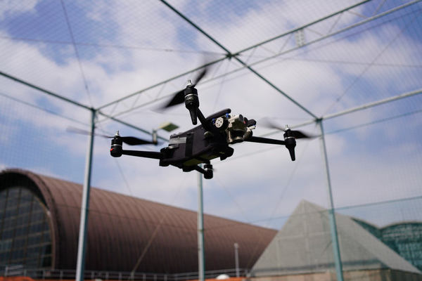 写真：飛行する次世代小型空撮（開発試作機）
