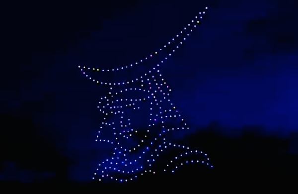 写真：ドローンの光で夜空に描かれた伊達政宗