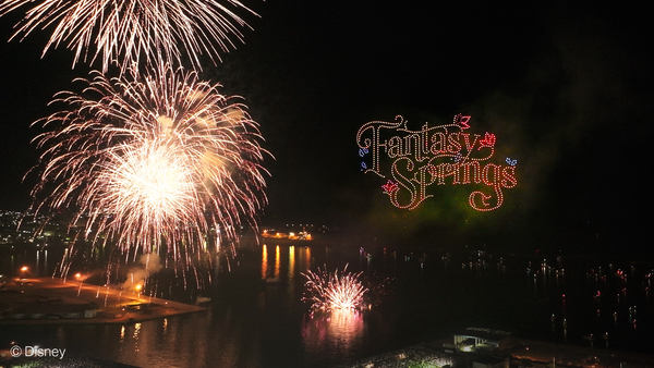 写真：花火とドローンショーで夜空に描かれた「Fantasy Springs」