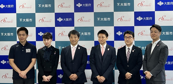 写真：横並びの6人