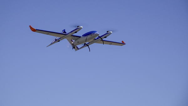 写真：飛行する「テラドルフィンVTOL」