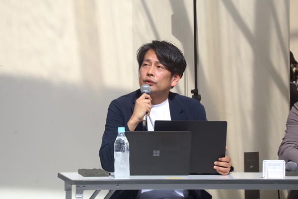 写真：話をする河野氏