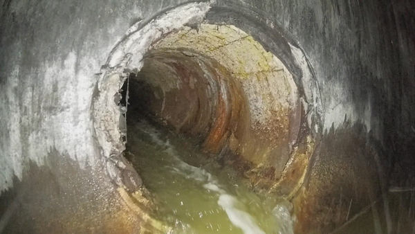 写真：水が流れる下水道の様子