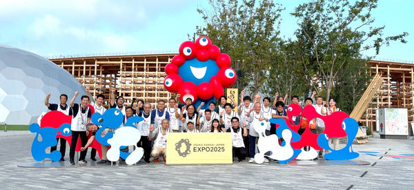 写真：万博会場での集合写真