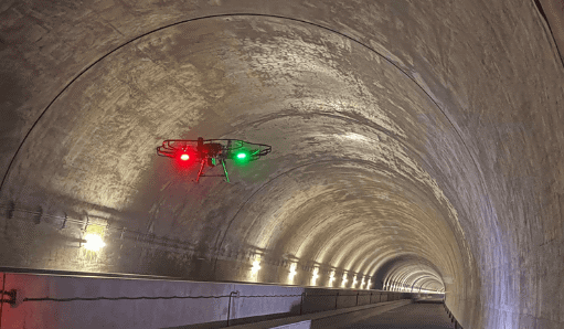 トンネル内を飛行するドローン