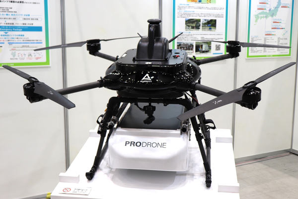 写真：第4回ドローンサミットで展示発表したPD4B-M-AN（正面）