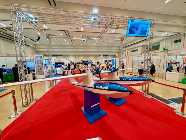写真：会場に展示された新明和工業の無人飛行艇「XU-MⅡ」