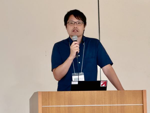 写真:話をする岩本氏