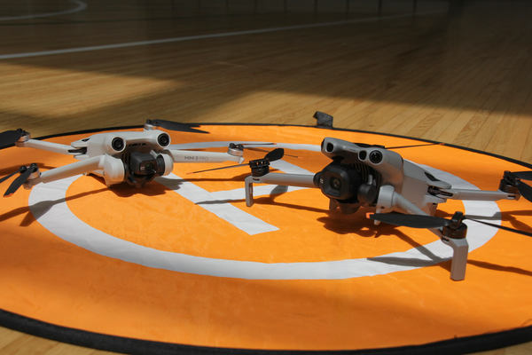 写真：ランディングパッドの上に並んだMini 3 ProとMini 5 Pro