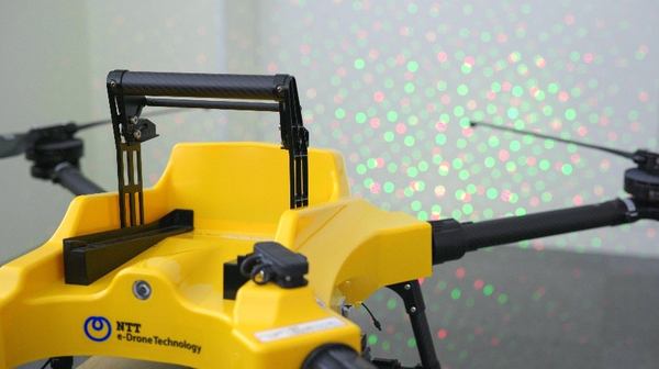 写真：レーザーを照射するドローン