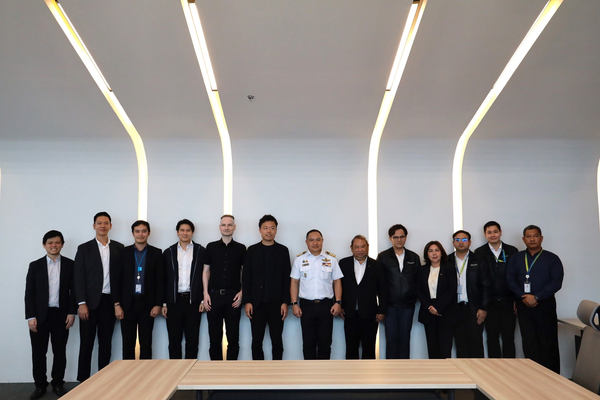 写真：横並びの13人