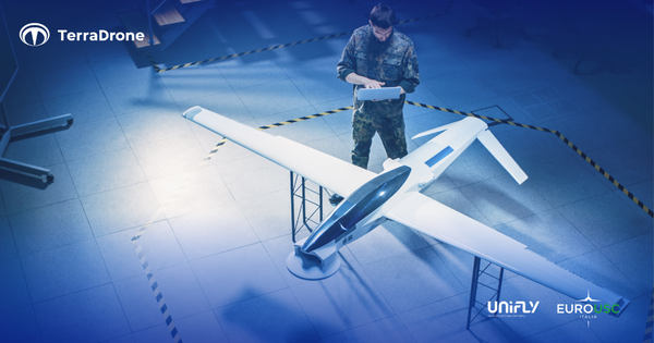 イラスト：固定翼無人航空機、端末を操作する人物