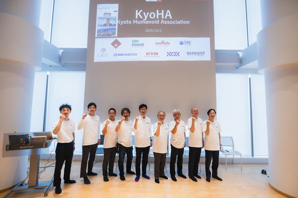 写真：横並びになった9人のメンバー