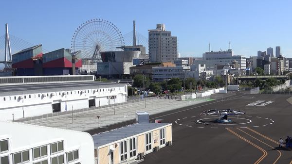 写真：大阪港バーティポートの離着陸地点でスタンバイする空飛ぶクルマ