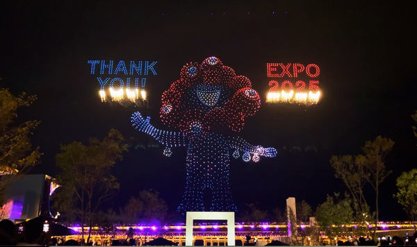 写真：ドローンショーで夜空に描かれたミャクミャク、「THANK YOU !」「EXPO2025」